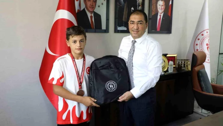 Ağrı Gençlik ve Spor İl Müdürü, İsmail Demirci U13 Erkekler Serbest Güreş Türkiye Şampiyonası’nda başarılı olan güreşçileri kabul etti